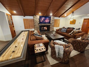 Smart TV, chimenea y reproductor de DVD 