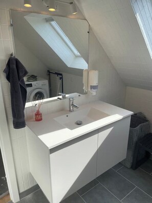 Hair dryer, towels, soap, toilet paper - Marielyst Guesthouse Room 4 EV Charge available (Væggerløse)