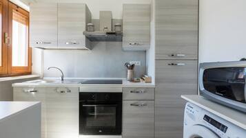 Frigorifero, microonde, piano cottura, lavastoviglie