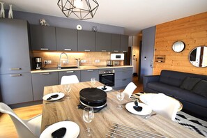 Fridge, microwave, oven, dishwasher - Amethystes B3 - Two Bedroom Apartment, Sleeps 6 (Vaujany)