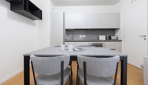 Geladeira, micro-ondas, cooktop, lava-louças