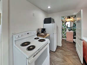 House (1 Bedroom) | Property amenity - Coral Cottage by Miss Kitty’s (Rockport)