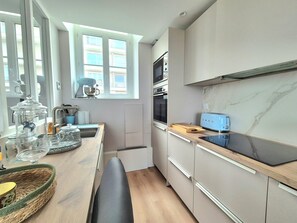 Fridge, microwave, oven, dishwasher - Bright duplex with magnificent sea views (Saint-Malo)