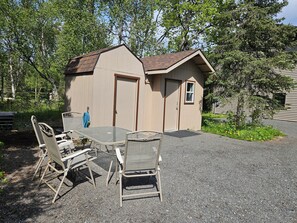 Outdoor dining - Little Cabin in Kenai, Alaska.  (Kenai)
