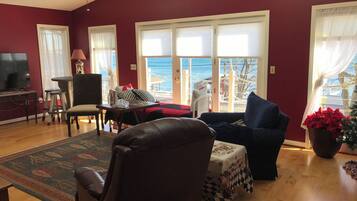 TV connectée, cheminée, livres