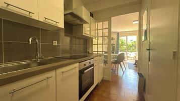 Réfrigérateur, four, cafetiÚre/bouilloire