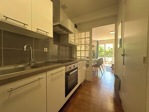 Kylskåp, ugn och kaffe- och tebryggare