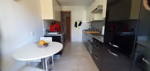 Een koelkast, een magnetron, een oven, een koffiezetapparaat/waterkoker