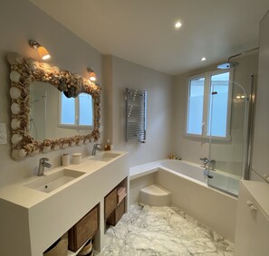 Hair dryer, towels - Cozy Haussmanian flat in the heart of Paris (Paris)