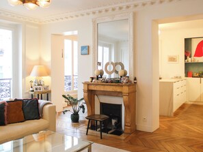 TV, fireplace - Cozy Haussmanian flat in the heart of Paris (Paris)