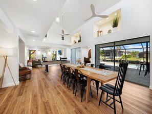 Ferienhaus, Mehrere Betten, Poolzugang, Poolblick (Skylark Oasis - Family Fun & Luxury) | Speisen