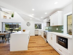 Maison, plusieurs lits, accès piscine, vue piscine (Skylark Oasis - Family Fun & Luxury) | Cuisine privée | Réfrigérateur, micro-ondes, four, plaque de cuisson