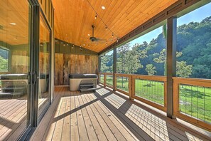 Terrace/patio - Juneburger Chalet on The Watauga River (Johnson City)
