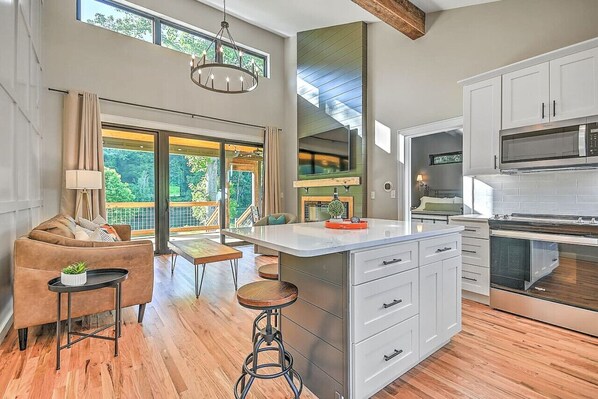 Interior - Juneburger Chalet on The Watauga River (Johnson City)