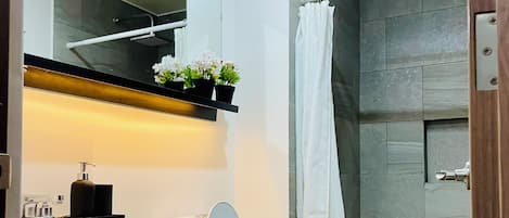 ヘアドライヤー、タオル、石鹸、トイレットペーパー