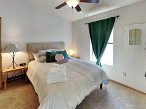 Huisje, Meerdere bedden, open haard, uitzicht op bergen (All Decked Out (Ruidoso)) | 3 slaapkamers, individueel gedecoreerd, individueel gemeubileerd