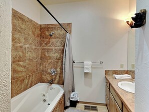 Huisje, Meerdere bedden, open haard, uitzicht op bergen (All Decked Out (Ruidoso)) | Badkamer | Gratis toiletartikelen, handdoeken, zeep, shampoo