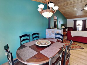 Huisje, Meerdere bedden, open haard, uitzicht op bergen (All Decked Out (Ruidoso)) | Dineren