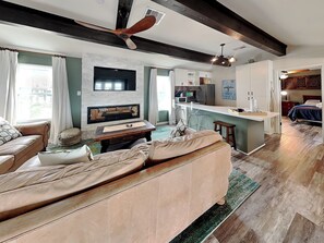 House (2 Bedrooms) | Property amenity - Beachfront Bliss Bermuda by Ryson Vacation Rentals (Galveston)
