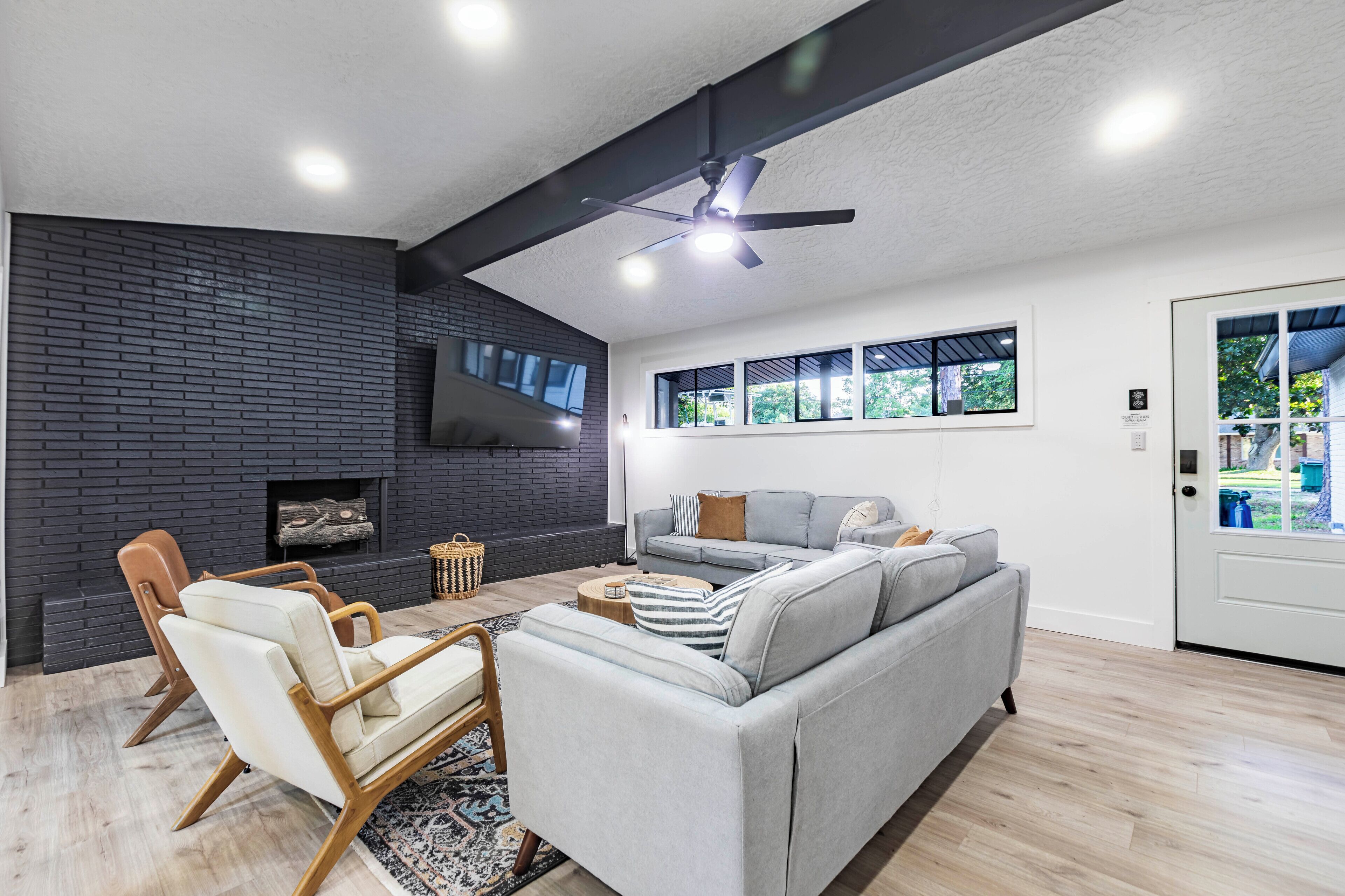 SeaSalt Villa Sleeps 8. Only 3 Miles to Pensacola Beach and minutes to Downtown