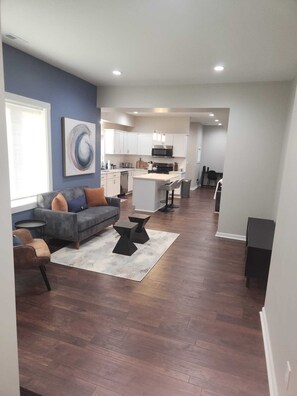 Smart TV, fireplace - Cozy 3-bedroom house near Lucas Oil Stadium in downtown Indianapolis.  (Indianapolis)