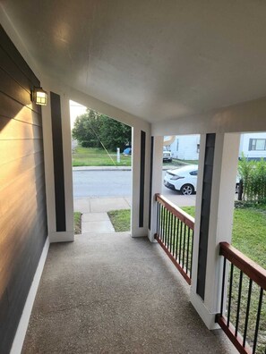 Property grounds - Cozy 3-bedroom house near Lucas Oil Stadium in downtown Indianapolis.  (Indianapolis)