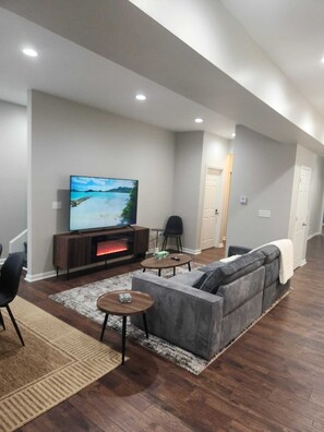 Smart TV, fireplace - Cozy 3-bedroom house near Lucas Oil Stadium in downtown Indianapolis.  (Indianapolis)