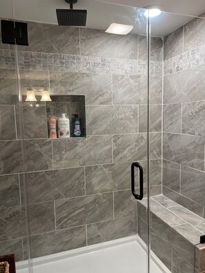 Dusj, hårføner, håndklær og såpe