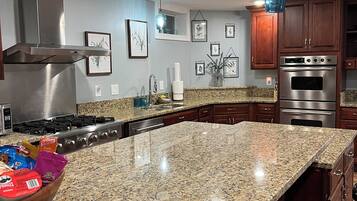 Coffee/tea maker, fridge, microwave, oven
