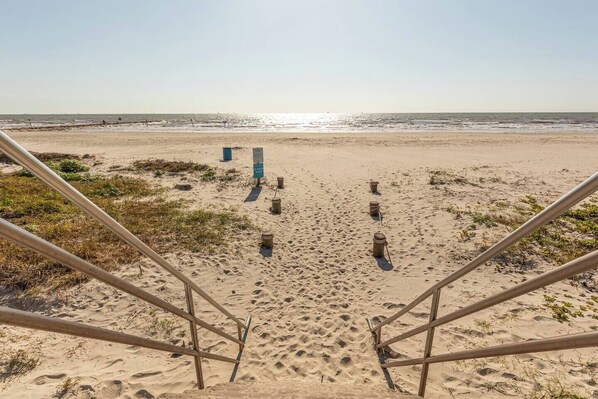 Chaises longues, serviettes de plage