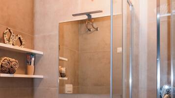 Douche, sĂšche-cheveux, serviettes fournies, savon