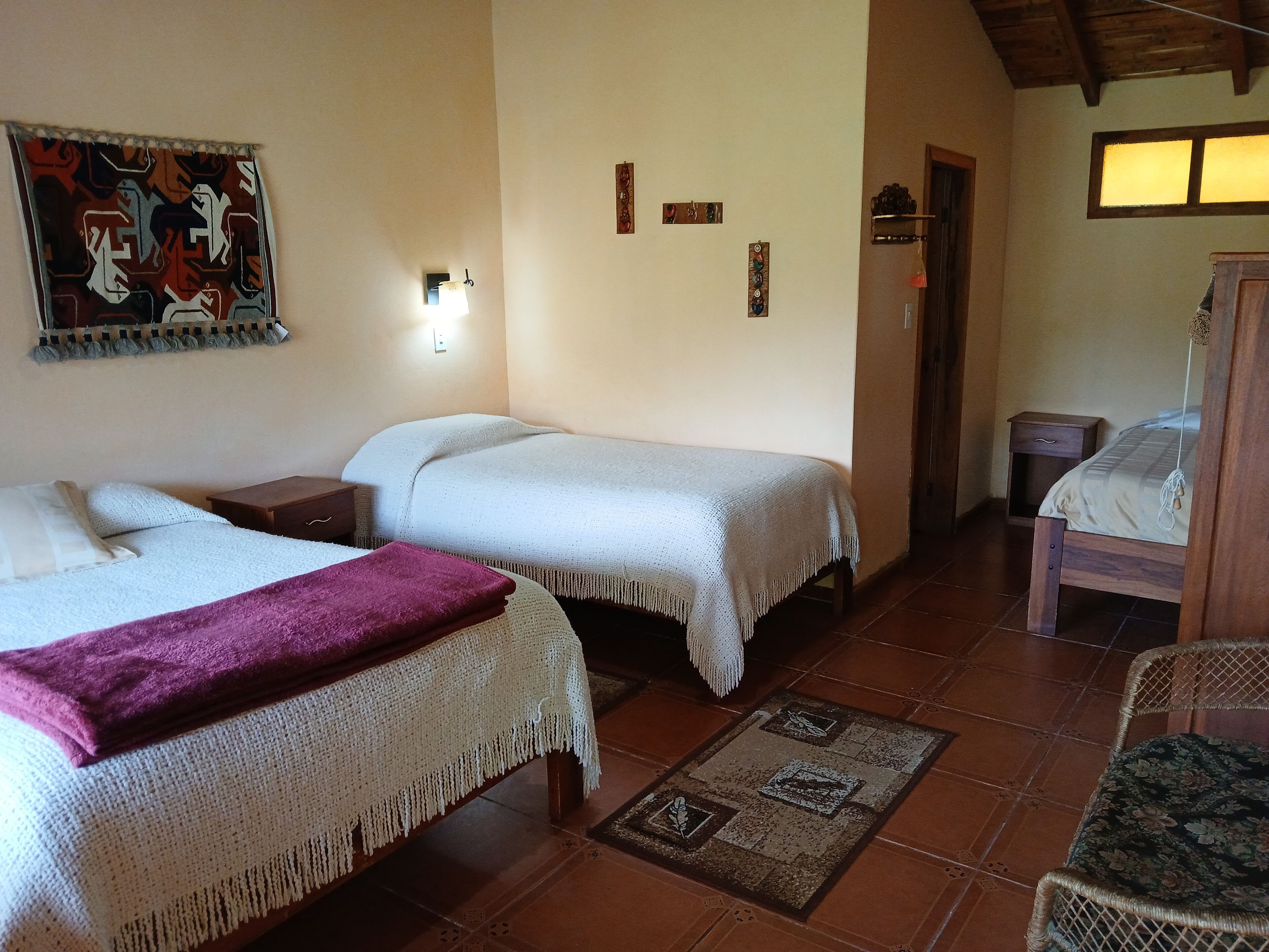 Quarto triplo básico | Individualmente decorados, individualmente mobiliados, Wi-Fi de cortesia