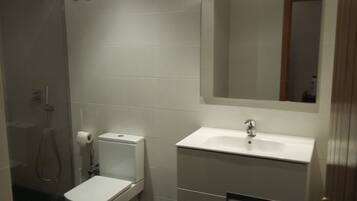 Secador de pelo, toallas y papel higiénico