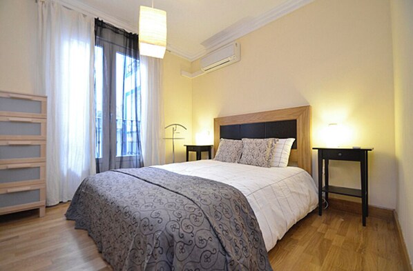 1 slaapkamer, een strijkplank/strijkijzer, gratis wifi, beddengoed