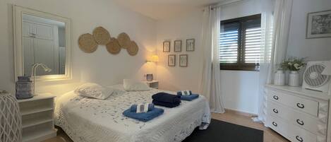 1 dormitorio, caja fuerte, tabla de planchar con plancha y cuna de viaje