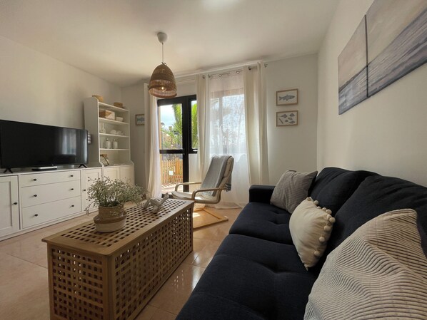 Smart TV, books - The Little Palm, a stylish deluxe apartment. (Corralejo)
