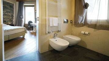 Chambre Classique, balcon | Salle de bain