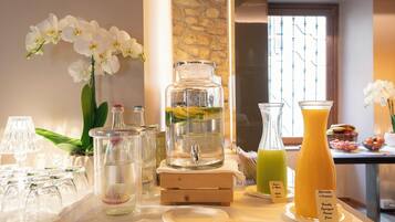 Colazione continentale, servita tutte le mattine (13 EUR a persona)