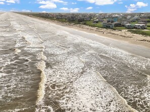 Sun-loungers, beach towels - Propeller Clubhouse - Stunning Beach Views, Walk Steps to Beachfront (Galveston)