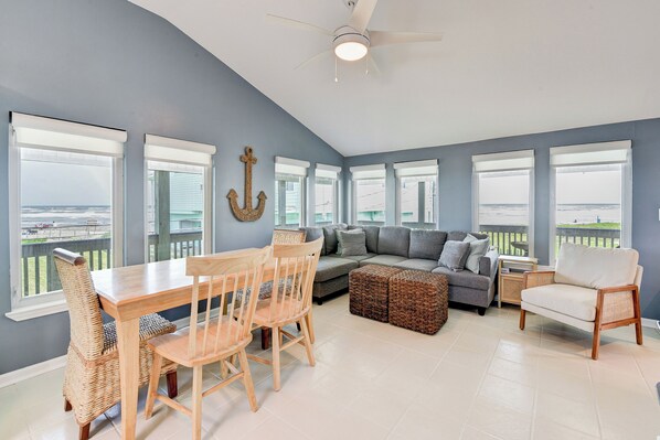Smart TV - Propeller Clubhouse - Stunning Beach Views, Walk Steps to Beachfront (Galveston)