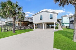 Exterior - Propeller Clubhouse - Stunning Beach Views, Walk Steps to Beachfront (Galveston)
