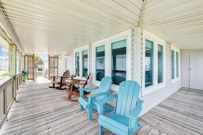 Terrace/patio - Propeller Clubhouse - Stunning Beach Views, Walk Steps to Beachfront (Galveston)