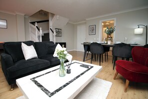 Living area - Spacious 3BR On Cardiff Bay| Free Parking| Weekly & Monthly Discounts (Cardiff)