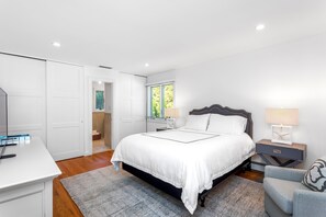 5 chambres, bureau, fer et planche à repasser, lit parapluie