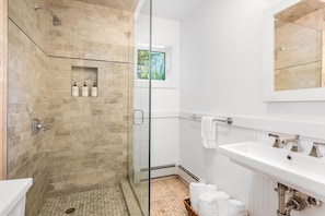 Dusche, Haartrockner, Handtücher