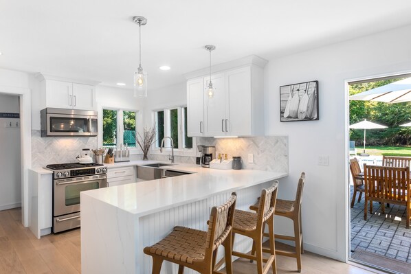 Kylskåp, mikrovågsugn, ugn och spishäll