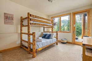4 bedrooms, iron/ironing board, free WiFi, bed sheets