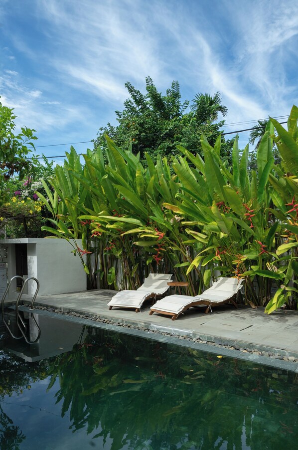 สระว่ายน้ำกลางแจ้ง