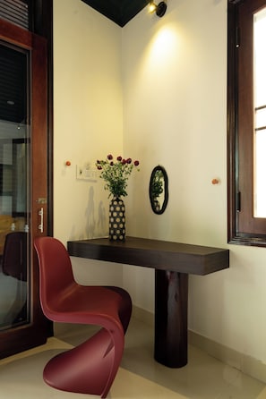 Executive-Zimmer, Poolblick | Wohnbereich