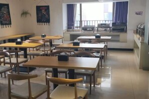 A classroom with tables and chairs arranged for seating. - Lavande Hotel (Guiyang Huaguoyuan Caifu Plaza) (Guiyang)
